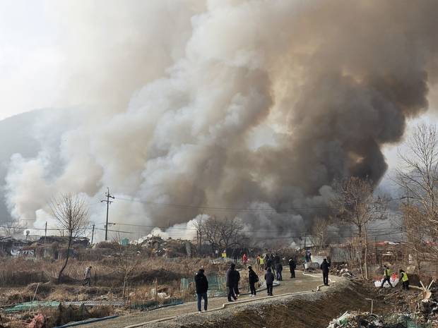 16일 서울 강남구 개포동 구룡마을에서 화재로 인한 연기가 솟아오르고 있다. 황동건 기자