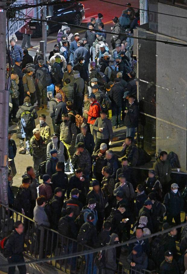 14일 새벽 서울 구로구 남구로역 인근 인력시장에서 일용직 근로자들이 일자리를 구하기 위해 북적이고 있다. 이날 근로자들은 꼬박 세 시간을 추위에 떨며 기다렸지만 대다수는 일감을 찾지 못한 채 귀가해야 했다. 성형주 기자