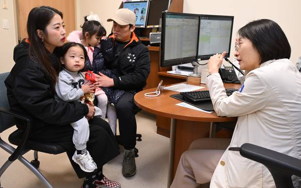 윤혜은(오른쪽) 서울성모병원 신장내과 교수가 서울 서초구 가톨릭대학교 서울성모병원 장기이식센터에서 지난 2017년 신장이식 수술을 받고 추적 관찰을 위해 가족과 함께 내원한 이은화(왼쪽) 씨를 문진하고 있다. 이 씨는 수술 후 결혼하고 자녀 2명을 출산하는 등 건강한 삶을 이어가고 있다. 오승현 기자