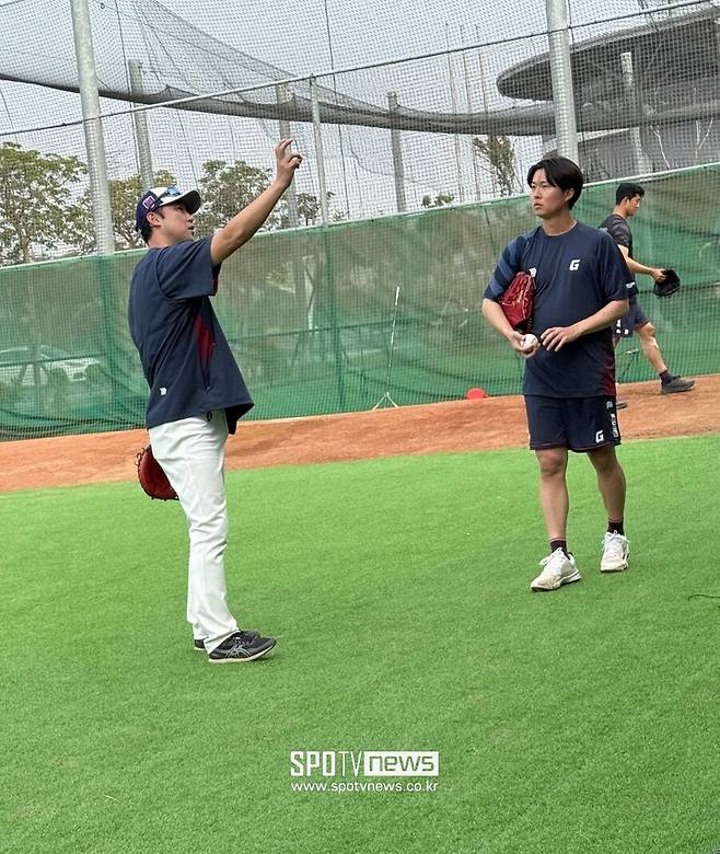 ▲ 카네무라 사토루 투수 총괄이 쿄야마 마사야에게 피드백을 주고 있다