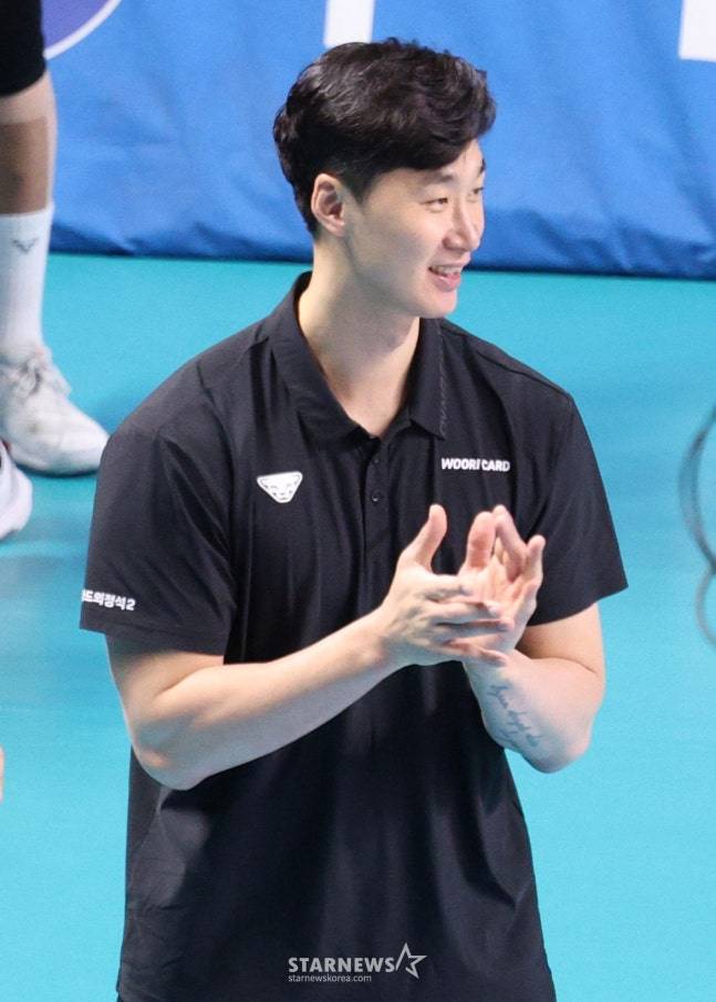 2025-2026 V-리그 남자부 우리카드 대 현대캐피탈 경기가 6일 서울 장충체육관에서 열렸다. 우리카드 박철우 감독이 선수들의 플레이를 칭찬하고 있다. /사진=김진경 대기자