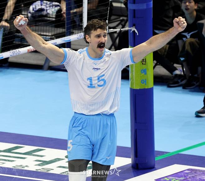 [한번에쓱] 세트스코어 3-1로 한전 꺾은 대한항공, 정지석 & 러셀 41점 합작 생생현장