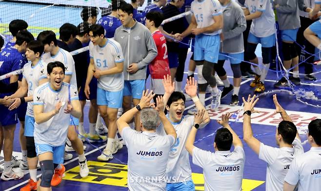 [한번에쓱] 세트스코어 3-1로 한전 꺾은 대한항공, 정지석 & 러셀 41점 합작 생생현장
