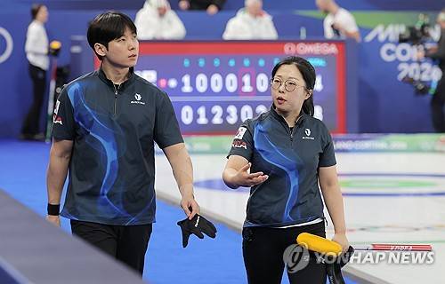 사상 첫 자력 진출의 쾌거를 이룬 한국 컬링 믹스더블이 올림픽 무대에서 혹독한 신고식을 치르고 있다. 2026 밀라노·코르티나담페초 동계올림픽 컬링 믹스더블 라운드로빈 4차전서 김선영(강릉시청)-정영석(강원도청) 조가 영국의 제니퍼 도즈-브루스 마워트 조에 2-8로 완패했다. 이로써 한국은 스웨덴(3-10 패), 이탈리아(4-8 패), 스위스(5-8 패)에 이어 영국전까지 패배하며 4전 전패를 기록, 체코와 함께 최하위에 머물렀다. 연합뉴스