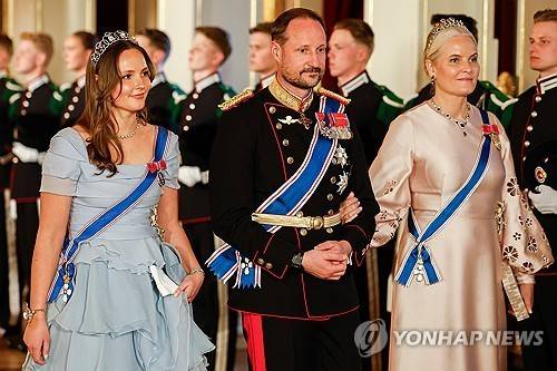 호콘 노르웨이 왕세자 부부(가운데와 오른쪽)와 딸 잉리 알렉산드라 공주  [AP 연합뉴스 자료사진 재판매 및 DB 금지]