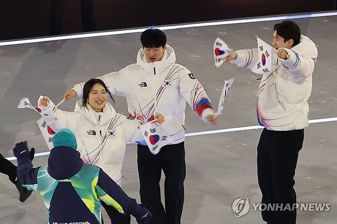 대한민국 선수단 입장 (밀라노=연합뉴스) 서대연 기자 = 6일(현지시간) 이탈리아 밀라노 산시로 스타디움에서 열린 2026 밀라노-코르티나담페초 동계올림픽 개회식. 
    대한민국 선수단이 22번째로 입장하고 있다. 2026.2.7 dwise@yna.co.kr