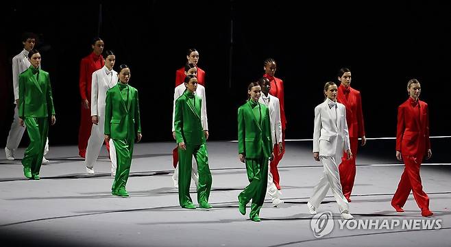 화려한 올림픽 개회식 (밀라노=연합뉴스) 이지은 기자 = 6일(현지시간) 이탈리아 밀라노 산시로 스타디움에서 열린 2026 밀라노-코르티나담페초 동계올림픽 개회식에서 아르모니아(Armonia, 조화)를 주제로 공연이 펼쳐지고 있다. 2026.2.7 jieunlee@yna.co.kr