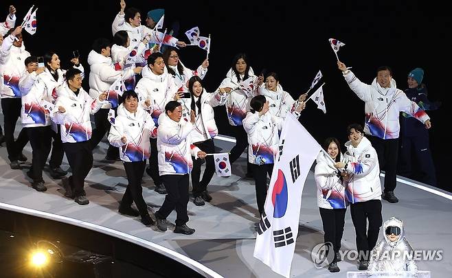 태극기 든 차준환과 박지우 (밀라노=연합뉴스) 신준희 기자 = 6일(현지시간) 이탈리아 밀라노 산시로 스타디움에서 열린 2026 밀라노-코르티나담페초 동계올림픽 개회식.
대한민국 기수인 피겨 차준환과 스피드스케이팅 박지우가 태극기를 들고 입장하고 있다. 2026.2.7 hama@yna.co.kr