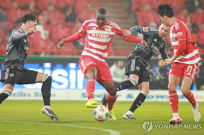 우니온 베를린 정우영(11번)이 프랑크푸르트와 경기하는 모습. [EPA=연합뉴스]