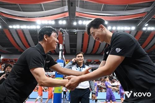 악수하는 신영철 OK저축은행 감독(왼쪽)과 박철우 우리카드 감독대행 [한국배구연맹 제공. 재판매 및 DB 금지]