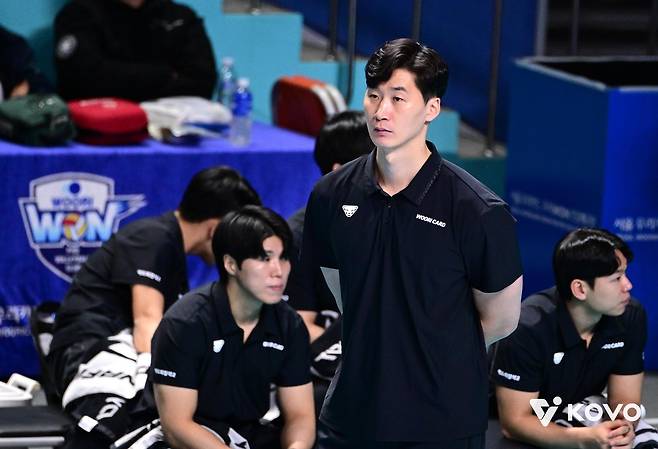 경기 지켜보는 박철우 우리카드 감독대행 [한국배구연맹 제공. 재판매 및 DB 금지]