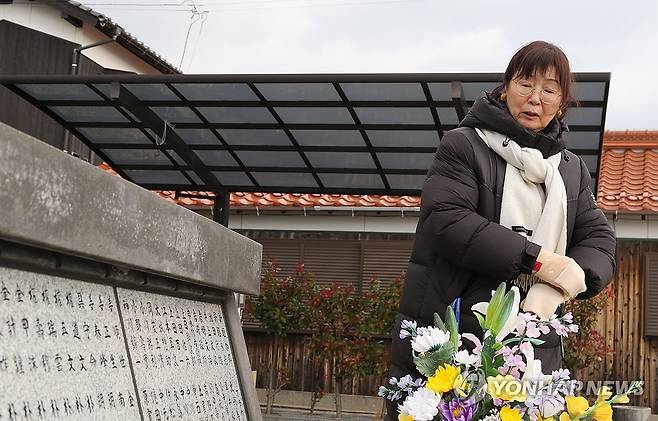 조세이 탄광 추도비 설명하는 이노우에 대표 (우베[일본]=연합뉴스) 박상현 특파원 = '조세이 탄광 수몰 사고를 역사에 새기는 모임'의 이노우에 요코 대표가 2일 일본 야마구치현 우베시 조세이 탄광 희생자 추도비 앞에서 당시 사고를 설명하고 있다. 조세이 탄광에서는 1942년 2월 3일 수몰 사고로 조선인 136명과 일본인 47명 등 183명이 사망했다. 2026.2.2 psh59@yna.co.kr
