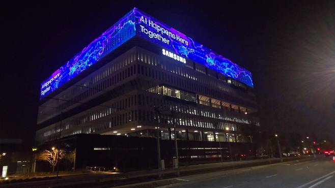 슈퍼볼 맞춰 AI 반도체 홍보공간 변신한 삼성사옥 (새너제이=연합뉴스) 권영전 특파원 = 6일(현지시간) 미국 캘리포니아주 새너제이 소재 삼성전자 미주총괄(DSA) 사옥에 한국과 미국을 잇는 세계 지도와 함께 '인공지능(AI), 여기서 함께 실현되다'라는 글귀가 떠오르고 있다. 삼성전자는 오는 8일 새너제이에서 개최되는 미식축구 내셔널풋볼리그(NFL) '슈퍼볼' 개막에 맞춰 건물 외벽 영상으로 반도체로 AI를 이끈다는 비전을 널리 알릴 방침이다. 2026.2.6