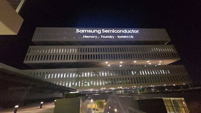 슈퍼볼 맞춰 AI 반도체 홍보공간 변신한 삼성사옥 (새너제이=연합뉴스) 권영전 특파원 = 6일(현지시간) 미국 캘리포니아주 새너제이 소재 삼성전자 미주총괄(DSA) 사옥에 삼성 반도체와 메모리·파운드리·시스템LSI 사업부를 소개하는 글귀가 비치고 있다. 삼성전자는 오는 8일 새너제이에서 개최되는 미식축구 내셔널풋볼리그(NFL) '슈퍼볼' 개막에 맞춰 건물 외벽 영상으로 반도체로 AI를 이끈다는 비전을 널리 알릴 방침이다. 2026.2.6