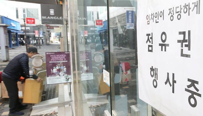 ▲ 쇼핑 중심지로 자리 잡았던 인천 부평구의 한 아울렛이 급격한 상권 위축 속에 침체 국면에 접어들고 있다. 8일 한 상인이 상점 앞을 정리하고 있다. /박준엽 수습기자 jun010209@incheonilbo.com