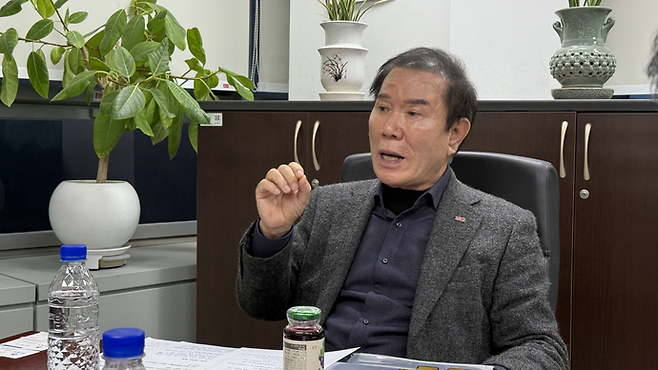 지난 5일 김식원 중소기업중앙회 경기중소기업회장이 수원 영통구 소재 중소기업중앙회 경기지역본부 사무실에서 기자 간담회를 진행했다. 사진=중소기업중앙회 경기지역본부