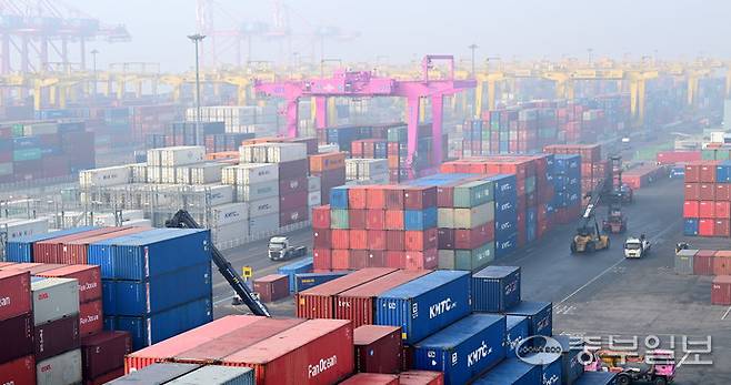 인천시 연수구 인천신항 컨테이너 터미널에 수출 대기 중인 컨테이너들이 쌓여 있다. 사진=중부일보DB