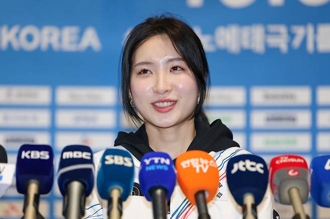 2026 제25회 2026 밀라노·코르티나담페초 동계올림픽에 참가하는 쇼트트랙 김길리가 30일 인천국제공항 제2여객터미널을 통해 출국하기 전 취재진과 인터뷰하고 있다. 연합