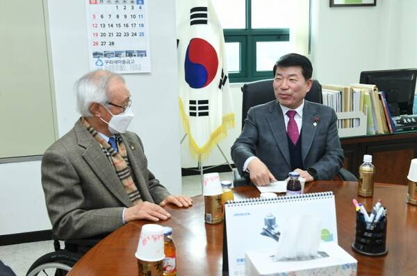 보훈회관을 찾아 의견을 듣는 백경현 시장.