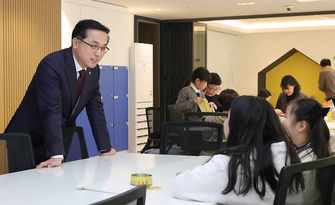 다함께돌봄센터 9호점에서 박희조 동구청장이 아이들과 대화하고 있다. (사진= 대전 동구)