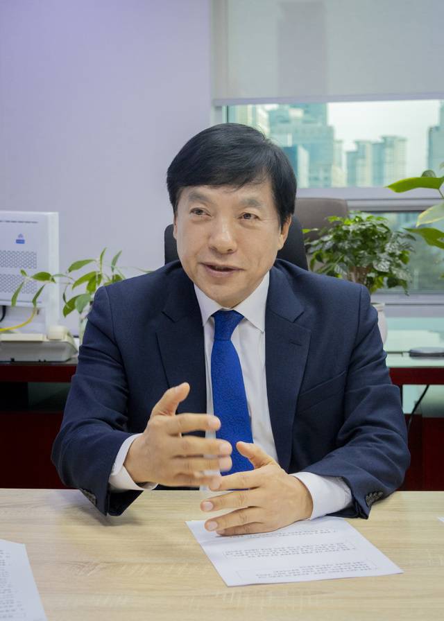 더불어민주당 이성윤 최고의원이 전북일보와 인터뷰를 하고 있다.