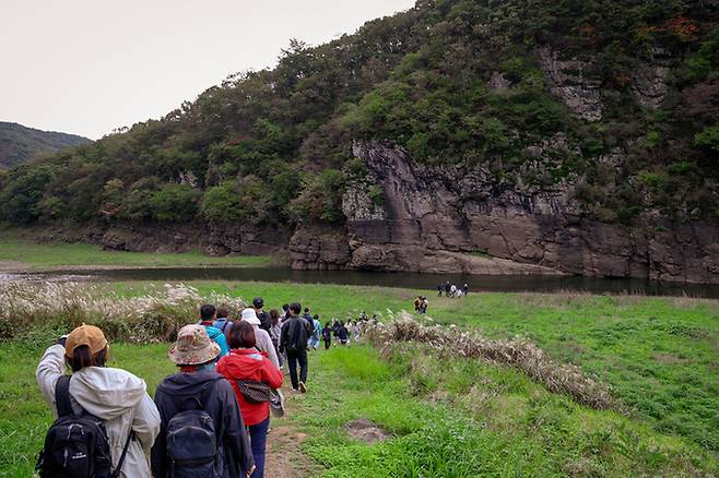 반구대 암각화를 둘러보는 관람객. 울산매일 포토뱅크