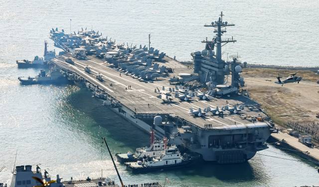 지난해 11월 미 해군 핵추진 항공모함 조지 워싱턴함(CVN-73)이 해군작전사령부 부산작전기지에 입항하고 있다. 지난해에만 부산에서 총 4차례의 미군 전략자산이 전개됐다. 연 1회 수준이던 2016년 이전과 비교하면 부산의 ‘전략자산 허브화’가 뚜렷하다. 김종진 기자 kjj1761@