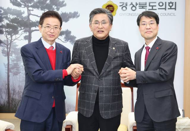 이철우 경북도지사와 김정기 대구시장 권한대행이 지난달 20일 대구·경북 행정통합 추진을 합의한 뒤 경북도의회를 찾아 박성만 의장에게 협조를 구하고 있다. 대구시·경북도 제공