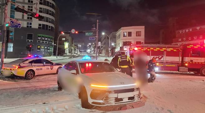 제주를 덮친 한파로 인해 곳곳에서 빙판길 교통사고가 발생했다. 사진=제주도소방안전본부