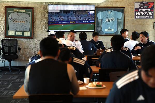 두산 선수단의 전력분석 공부 시간(사진=두산)