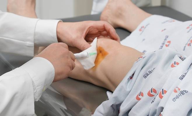 ▲자가지방유래 기질혈관분획(SVF) 주사 치료 장면. 사진=연세사랑병원
