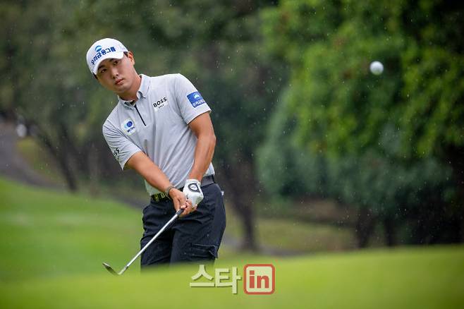 조우영이 8일 열린 아시안투어 필리핀 골프 챔피언십 마지막 4라운드에서 어프로치 샷으로 홀을 공략하고 있다. (사진=아시안투어)