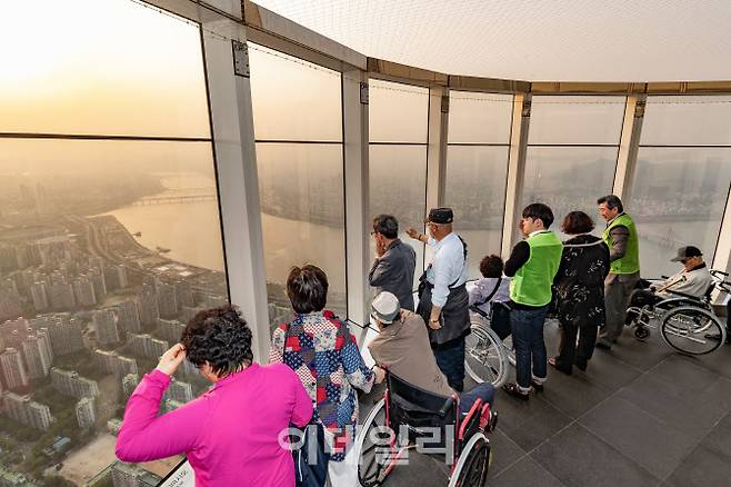 롯데월드가 그동안 현장 예매만 가능하던 장애인 등 대상 우대 예매를 온라인에서 가능하도록 서비스를 확대했다. (사진=롯데월드)
