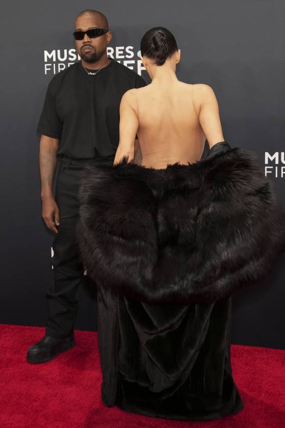 epaselect epa11871300 Kayne West (L) and Bianca Censori on the red carpet for the 67th annual Grammy Awards ceremony at Crypto.com Arena in Los Angeles, California, USA, 02 February 2025. EPA/ALLISON DINNER  〈저작권자(c) 연합뉴스, 무단 전재-재배포, AI 학습 및 활용 금지〉