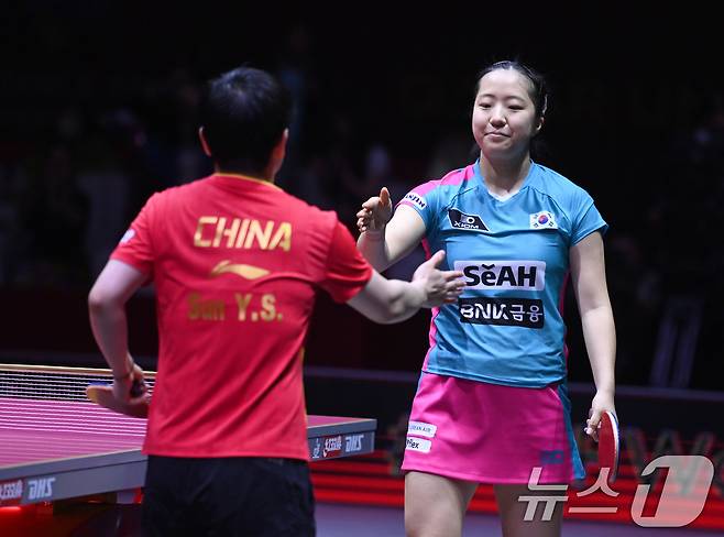 한국 여자탁구 국가대표 신유빈(오른쪽). 2025.5.23 ⓒ 뉴스1 사진공동취재단