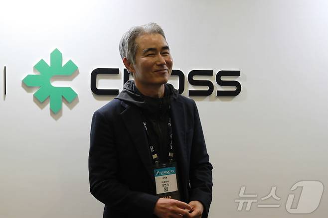 장현국 넥써쓰 대표가 14일 부산 벡스코 제2전시관에 위치한 BTB(기업 간 거래) 부스를 방문해 취재진과 대화하고 있다.2025.11.14 / ⓒ 뉴스1 김민재 기자