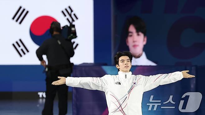 피겨 차준환이 7일(현지시간) 이탈리아 밀라노 아이스 스케이팅 아레나에서 열린 2026 밀라노·코르티나담페초 동계올림픽 피겨 스케이팅 팀 이벤트(단체전) 남자 싱글 쇼트 프로그램 연기를 하기 위해 링크로 입장하고 있다. 2026.2.8 ⓒ 뉴스1 김성진 기자