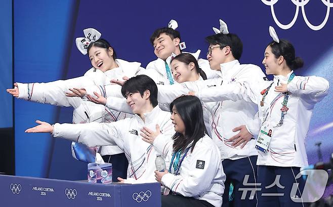 피겨 차준환이 7일(현지시간) 이탈리아 밀라노 아이스 스케이팅 아레나에서 열린 2026 밀라노·코르티나담페초 동계올림픽 피겨 스케이팅 팀 이벤트(단체전) 남자 싱글 쇼트 프로그램에서 연기를 마친 후 팀 선수들과 마무리 포즈를 취하고 있다. 2026.2.8 ⓒ 뉴스1 김성진 기자