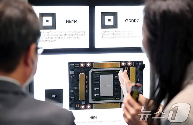 28일 경북 경주 엑스포공원 에어돔에서 열린 APEC CEO 서밋 부대행사인 'K-테크 쇼케이스' 삼성전자 부스에서 참석자가 HBM4를 둘러보고 있다. 2025.10.28 ⓒ 뉴스1 박지혜 기자