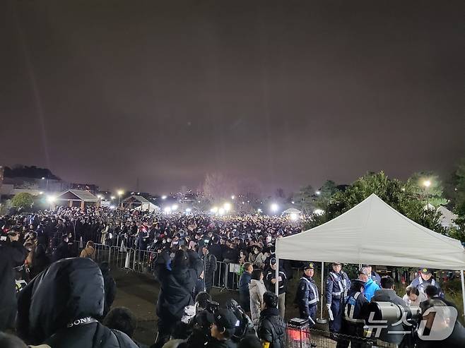 일본 중의원 선거 전날인 7일 도쿄 세타가야구 후타코-다마가와 공원에서 열린 자민당 소속의 와카미야 겐지 후보의 유세 현장. 2026.02.07/뉴스1ⓒ News1 김지완 기자