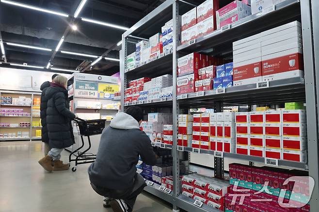 8일 서울 용산구 용산전자랜드 내에 개점한 창고형약국 메디킹덤약국을 찾은 고객들이 건강기능식품 등 상품을 살펴보고 있다.  2026.2.8 ⓒ 뉴스1 이광호 기자