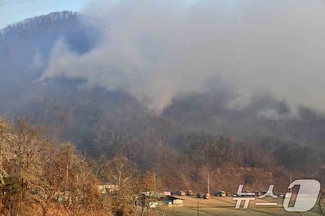 8일 오전 경북 경주시 문무대왕면 입천리에서 발생한 산불이 강풍을 타고 확산하고 있다. 2026.2.8 ⓒ 뉴스1 최창호 기자