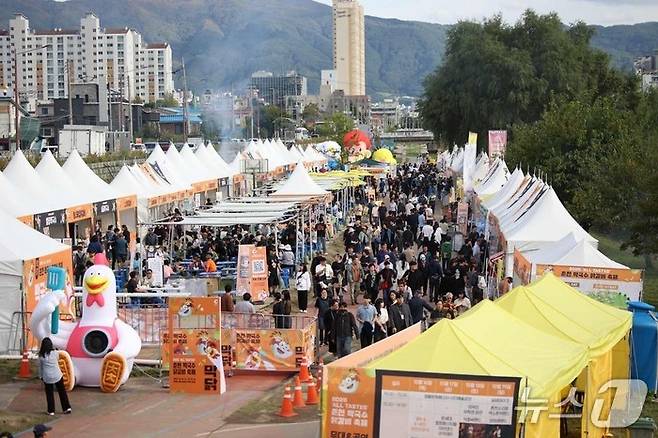지난해 열린 공지천 일대에서 열린 춘천막국수닭갈비축제 현장.(춘천시 제공, 재판매 및 DB금지)