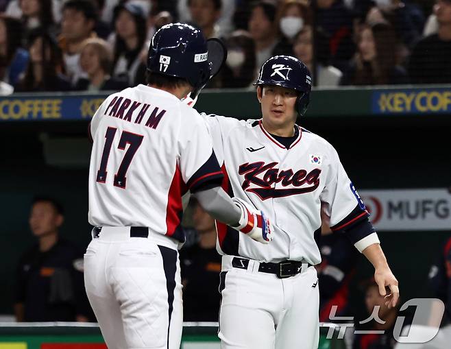 야구대표팀 유니폼을 입은 최재훈(오른쪽). 2025.11.16 ⓒ 뉴스1 구윤성 기자