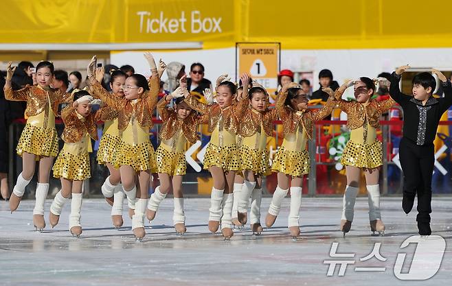 겨울철 서울 도심 대표 명소로 자리매김한 서울광장 스케이트장이 폐장한 8일 오후 스케이트장 메인링크에서 리라피겨그룹 선수들이 피날레 공연을 선보이고고 있다. 2026.2.8 ⓒ 뉴스1 오대일 기자