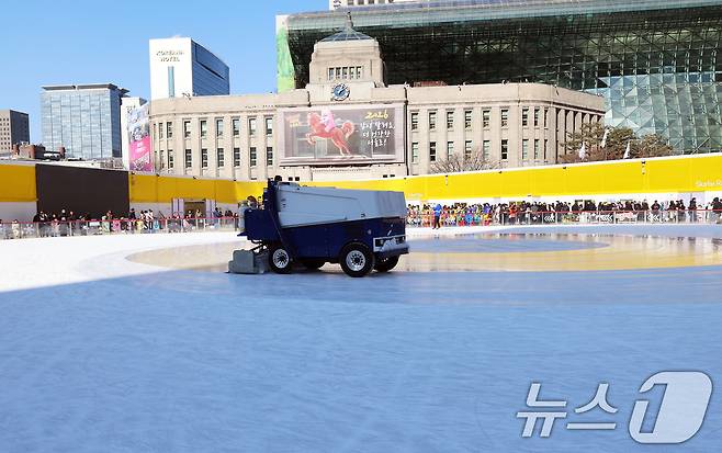 겨울철 서울 도심 대표 명소로 자리매김한 서울광장 스케이트장이 폐장한 8일 오후 스케이트장 메인링크에서 리라피겨그룹 선수들의 피날레 공연을 앞두고 관계자들이 정설을 하고 있다. 2026.2.8 ⓒ 뉴스1 오대일 기자