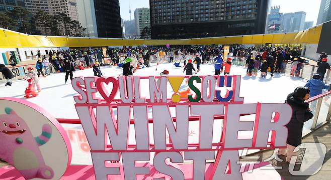 겨울철 서울 도심 대표 명소로 자리매김한 서울광장 스케이트장 폐장일인 8일 오후 시민들이 스케이트를 즐기며 막바지 겨울 정취를 만끽하고 있다. 2026.2.8 ⓒ 뉴스1 오대일 기자