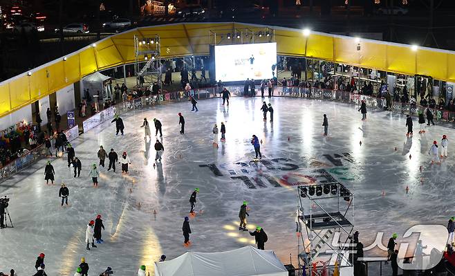 19일 오후 서울광장 스케이트장에서 시민들이 스케이트를 타며 즐거운 시간을 보내고 있다. 이날 개장한 서울광장 스케이트장은 내년 2월 8일까지 52일 동안 운영한다. 2025.12.19 ⓒ 뉴스1 김도우 기자