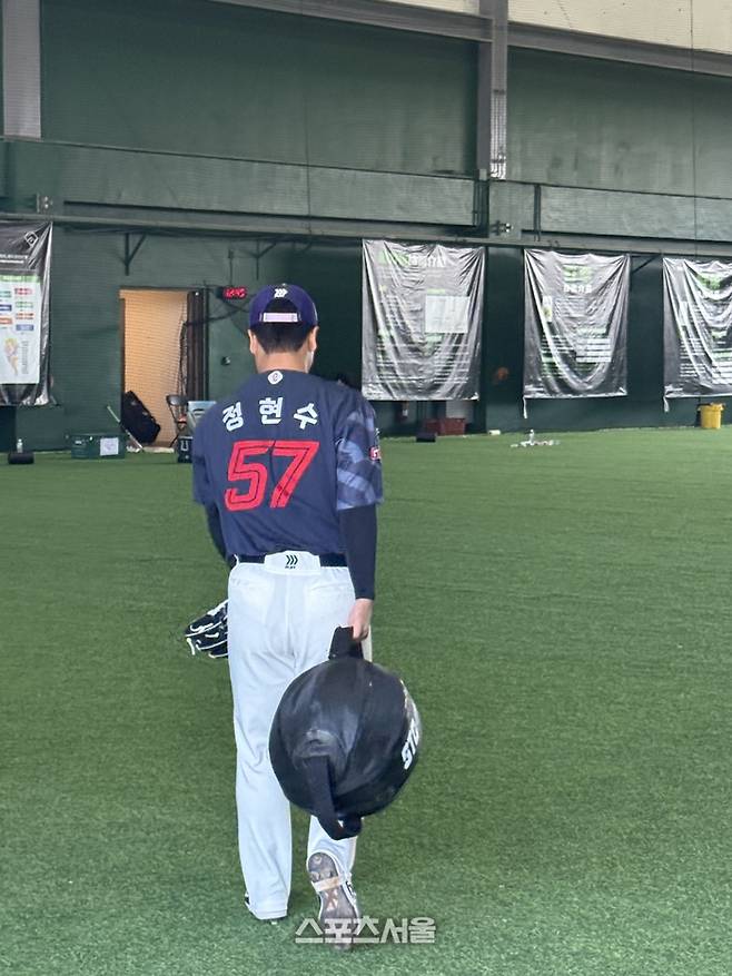정현수가 불펜장을 떠나, 야구장으로 향하고 있다. 타이난 | 박연준 기자 duswns0628@Sportsseoul.com