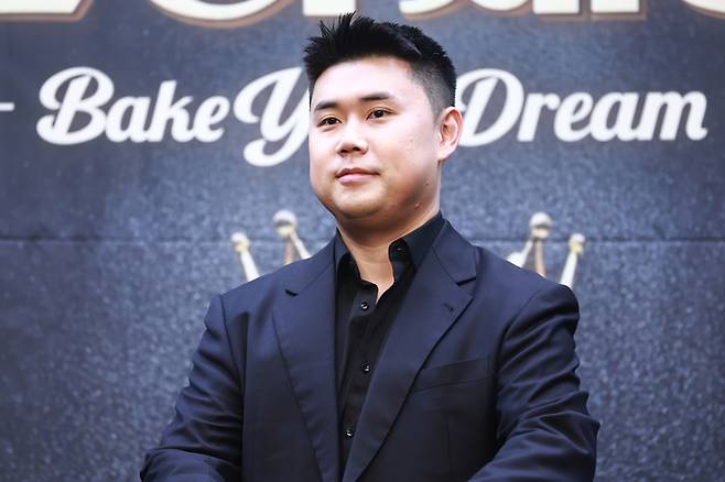 권성준 셰프가 30일 오후 서울 마포구 스탠포드 호텔에서 열린 MBN 새 예능프로그램 ‘천하제빵’ 제작발표회에서 포즈를 취하고 있다. 사진 | 연합뉴스
